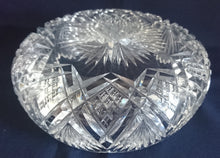 Lade das Bild in den Galerie-Viewer, OBSTSCHALE - 24% Pbo Bleikristall, Abstrakter Stern Sonnenstrahlen Gezackter Rand Dekorschliff