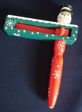 Lade das Bild in den Galerie-Viewer, KINDER HOLZRATSCHE - Holz, Schneemann Sterne Schneeflocken Hufeisen Form Dekor (G)