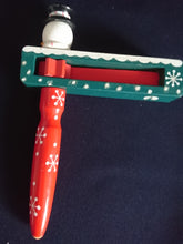 Lade das Bild in den Galerie-Viewer, 2er Set KINDER HOLZRATSCHEN - Holz, Schneemann Sterne Schneeflocken Hufeisen Form Dekor (G)