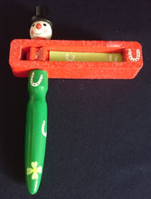 Lade das Bild in den Galerie-Viewer, KINDER HOLZRATSCHE - Holz, Schneemann Sterne Schneeflocken Hufeisen Form Dekor (G)