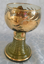 Lade das Bild in den Galerie-Viewer, 2er Set ANDENKEN RÖMERGLÄSER "Frankfurt am Main" - Press- / Hartglas, Trauben Blätter Goldklumpen Goldrand Aufschrift Dekor