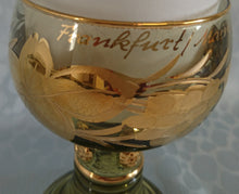 Lade das Bild in den Galerie-Viewer, 2er Set ANDENKEN RÖMERGLÄSER "Frankfurt am Main" - Press- / Hartglas, Trauben Blätter Goldklumpen Goldrand Aufschrift Dekor