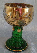 Lade das Bild in den Galerie-Viewer, ANDENKEN RÖMERGLAS "Passau" - Press- / Hartglas, Blüten Pflanzen Goldklumpen Goldrand Aufschrift Dekor