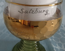 Lade das Bild in den Galerie-Viewer, 2er Set ANDENKEN RÖMERGLÄSER "Salzburg" - Press- / Hartglas, Geometrisches Hammerschlag Optik Aufschrift Dekor