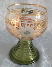 Lade das Bild in den Galerie-Viewer, ANDENKEN RÖMERGLAS "Villach" - Press- / Hartglas, Blüten Schwert Goldrand Aufschrift Dekor