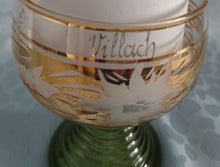 Lade das Bild in den Galerie-Viewer, 2er Set ANDENKEN RÖMERGLÄSER "Villach" - Press- / Hartglas, Blüten Schwert Goldrand Aufschrift Dekor