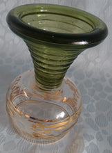 Lade das Bild in den Galerie-Viewer, 2er Set ANDENKEN RÖMERGLÄSER "Villach" - Press- / Hartglas, Blüten Schwert Goldrand Aufschrift Dekor