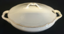 Lade das Bild in den Galerie-Viewer, SUPPENTERRINE MIT DECKEL - Porzellan ,Goldrand Dekor