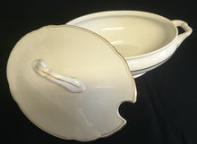 Lade das Bild in den Galerie-Viewer, SUPPENTERRINE MIT DECKEL - Porzellan ,Goldrand Dekor