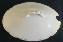 Lade das Bild in den Galerie-Viewer, SUPPENTERRINE MIT DECKEL - Porzellan ,Goldrand Dekor