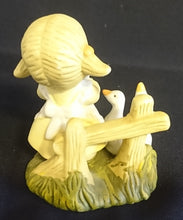 Lade das Bild in den Galerie-Viewer, SAMMELFIGUR "Bäuerin mit Gänsen" - Keramik / Steingut, Bauermädchen mit Gänsen (G)