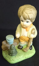 Lade das Bild in den Galerie-Viewer, SAMMELFIGUR "Holzfäller" - Keramik / Steingut, Junger Holzfäller im Wald (G)