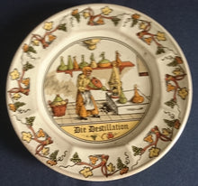 Lade das Bild in den Galerie-Viewer, DESSERT SAMMELTELLER - Keramik / Steingut, Pflanzenranken Trauben Die Destillation Weinlese im 15. Jahrhundert Aufschrift Motiv Dekor, Design W. Teifel