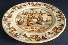 Lade das Bild in den Galerie-Viewer, DESSERT SAMMELTELLER - Keramik / Steingut, Pflanzenranken Trauben Die Destillation Weinlese im 15. Jahrhundert Aufschrift Motiv Dekor, Design W. Teifel
