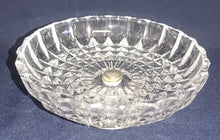 Lade das Bild in den Galerie-Viewer, GEBÄCKSCHALE MIT SILBERFUSS - Hartglas, Geometrisches Abstraktes Dekor