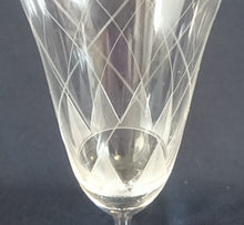 Lade das Bild in den Galerie-Viewer, 2er Set GETRÄNKEGLÄSER - Kristallglas, Geometrisches Dreieck Linien Mattiert Geschliffenes Dekor