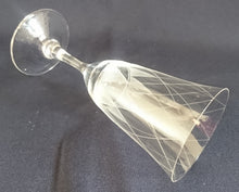 Lade das Bild in den Galerie-Viewer, GETRÄNKEGLAS - Kristallglas, Geometrisches Dreieck Linien Mattiert Geschliffenes Dekor