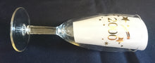 Lade das Bild in den Galerie-Viewer, GETRÄNKEGLAS - Hartglas, Goldfarbender 2000er Schriftzug Silvester Feuerwerk Sterne Motiv Dekor