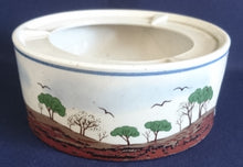 Lade das Bild in den Galerie-Viewer, STÖVCHEN - Porzellan, Landschaft Acker Baum Bäume Vogel Vögel Motiv Linien Dekor