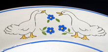 Lade das Bild in den Galerie-Viewer, SUPPENTELLER - Keramik / Steingut, Rand Linien Gänse Blumen Blüten Schleife Korb Motiv Dekor