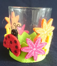 Lade das Bild in den Galerie-Viewer, TEELICHTGLAS - Hartglas & Filz, Wiesenblumen Blüten Marienkäfer Motiv Dekor (G)