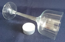 Lade das Bild in den Galerie-Viewer, TEELICHTGLAS - Hartglas, Stielglas Form Klares Dekor (G)