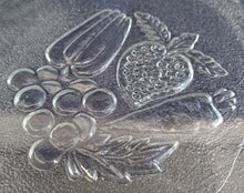 Lade das Bild in den Galerie-Viewer, TORTEN- / BEILAGENPLATTE - Hartglas, Runde Form, Obst Gemüse Trauben Kirschen Erdbeeren Karotten etc Motiv Schliff Dekor