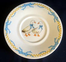 Lade das Bild in den Galerie-Viewer, 2er Set 2er KAFFEEGEDECK "Porcelain Collection" - Porzellan, Ländliches Gänse Schleifen Motiv Dekor