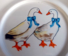 Lade das Bild in den Galerie-Viewer, 2er Set 2er KAFFEEGEDECK "Porcelain Collection" - Porzellan, Ländliches Gänse Schleifen Motiv Dekor