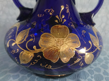 Lade das Bild in den Galerie-Viewer, AMPHORENVASE - Hartglas, Handbemalt, Blumen Blüten Goldrand Dekor