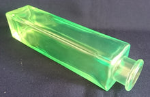 Lade das Bild in den Galerie-Viewer, BLUMENVASE - Press- / Hartglas, Rechteckige Flaschen Form Einfärbiges Dekor