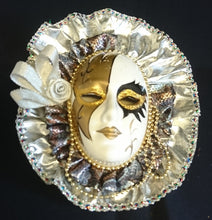 Lade das Bild in den Galerie-Viewer, VENEZIANISCHE MASKE - Stoff / Kunststoff, Aufhängemöglichkeit, Handarbeit, Handbemalt