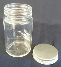 Lade das Bild in den Galerie-Viewer, KLEINES VORRATSDÖSCHEN MIT SCHRAUBDECKEL - Press- / Hartglas & Metall, Klassisch Design Form Dekor