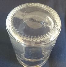 Lade das Bild in den Galerie-Viewer, KLEINES VORRATSDÖSCHEN MIT SCHRAUBDECKEL - Press- / Hartglas & Metall, Klassisch Design Form Dekor