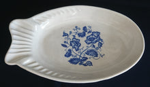 Lade das Bild in den Galerie-Viewer, FISCH SERVIERPLATTE - Keramik / Steingut, Flora Blumen Blüten Pflanzen Motiv Fischform Relief Dekor