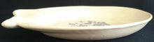 Lade das Bild in den Galerie-Viewer, FISCH SERVIERPLATTE - Keramik / Steingut, Flora Blumen Blüten Pflanzen Motiv Fischform Relief Dekor