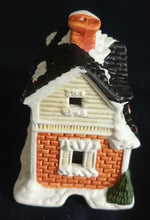 Lade das Bild in den Galerie-Viewer, WEIHNACHTSDEKORATION ZIEGELSTEINHAUS - Keramik / Steingut, Ziegelstein Schornstein Haus Baum Bäume Schnee Dekor (G)