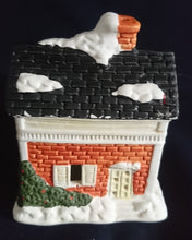 Lade das Bild in den Galerie-Viewer, WEIHNACHTSDEKORATION ZIEGELSTEINHAUS - Keramik / Steingut, Ziegelstein Schornstein Haus Baum Bäume Schnee Dekor (G)