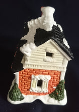 Lade das Bild in den Galerie-Viewer, WEIHNACHTSDEKORATION ZIEGELSTEINHAUS - Keramik / Steingut, Ziegelstein Schornstein Haus Baum Bäume Schnee Dekor (G)