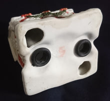 Lade das Bild in den Galerie-Viewer, WEIHNACHTSDEKORATION ZIEGELSTEINHAUS - Keramik / Steingut, Ziegelstein Schornstein Haus Baum Bäume Schnee Dekor (G)