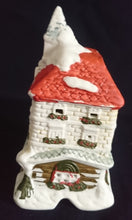 Lade das Bild in den Galerie-Viewer, WEIHNACHTSDEKORATION TURMSPITZEN HAUS - Keramik / Steingut, Doppelstock Haus Turmspitze Blumen Pflanzen Schnee Dekor (G)