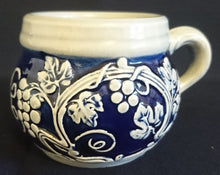 Lade das Bild in den Galerie-Viewer, APFELWEINKRUG BEMBEL - Keramik / Steingut, Weintrauben Pflanzen Dekor