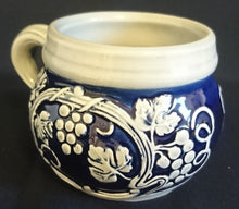 Lade das Bild in den Galerie-Viewer, APFELWEINKRUG BEMBEL - Keramik / Steingut, Weintrauben Pflanzen Dekor