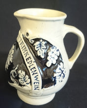 Lade das Bild in den Galerie-Viewer, WEINKRUG - Keramik / Steingut, Weintrauben -Blätter Schriftzug Dekor