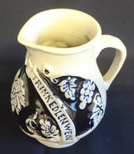 Lade das Bild in den Galerie-Viewer, WEINKRUG - Keramik / Steingut, Weintrauben -Blätter Schriftzug Dekor