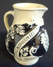 Lade das Bild in den Galerie-Viewer, WEINKRUG - Keramik / Steingut, Weintrauben -Blätter Schriftzug Dekor
