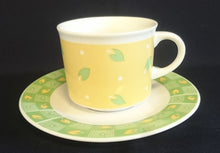 Lade das Bild in den Galerie-Viewer, UNTERTASSE - Porzellan, Blätter Punkte Abstrakt Dekor