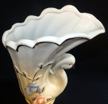 Lade das Bild in den Galerie-Viewer, BLUMENVASE - Porzellan, Blumen Pflanzen Schwan Tier Form Dekor