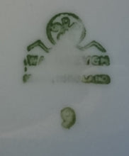 Lade das Bild in den Galerie-Viewer, DESSERTTELLER - Porzellan, Rosen Blumenblüten Pflanzen Relief Gewölbte Form Goldrand Dekor