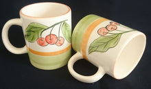 Lade das Bild in den Galerie-Viewer, 2er Set KAFFEETASSEN - Fein Keramik / Steingut, Kirschen Blätter Zweige Motiv Dekor